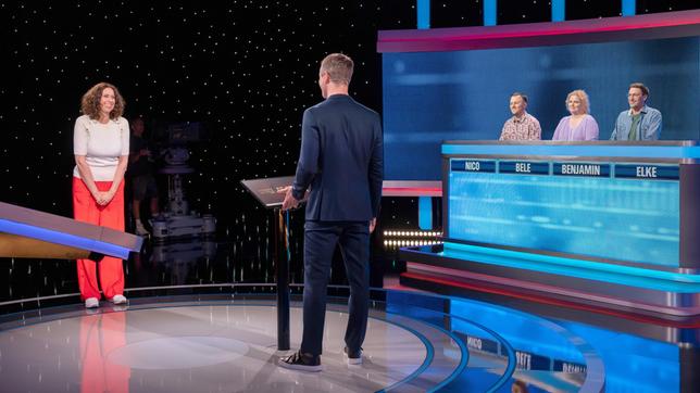 Bild: ARD/Markus Hertrich "Gefragt – Gejagt"-Moderator Alexander Bommes mit den Kandidat:innen: Elke Wiswedel, Radiomoderatorin von NDR2, Nico Müller, Bele Lanz und Benjamin Berger.