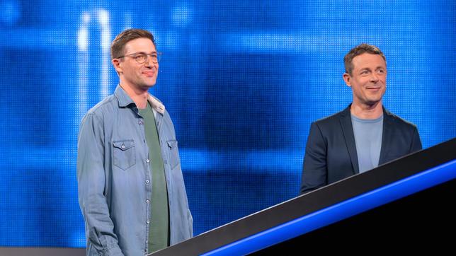 Bild: ARD/Markus Hertrich Kandidat Benjamin Berger mit Moderator Alexander Bommes.