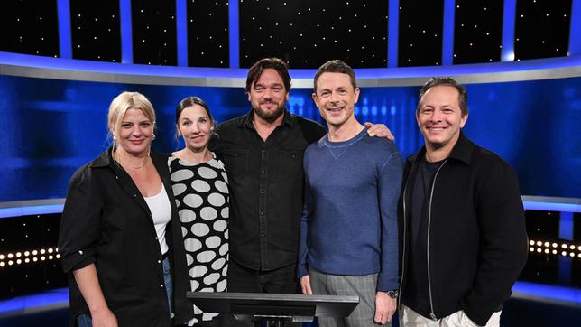 Bild: ARD/Uwe Ernst Moderator Alexander Bommes begrüßt die Schauspieler und Schauspielerinnen aus "Babylon-Berlin": Trystan Pütter, Jördis Triebel, Ronald Zehrfeld und Meret Becker, als Kandidat:innen bei "Gefragt - Gejagt".