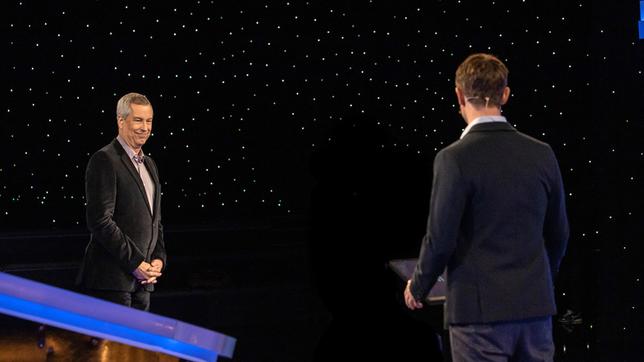 Bild: ARD/Arne Vollstedt Moderator Alexander Bommes mit dem Kandiaten Thomas Hermanns, Fernsehmoderator.