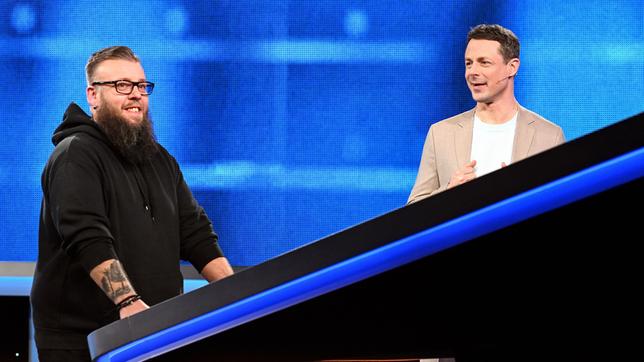 Bild: ARD/Uwe Ernst Moderator Alexander Bommes mit dem Kandidaten Alexander Sorgalla.