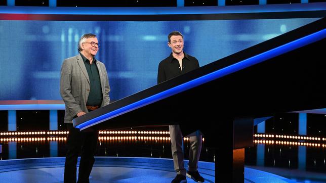Bild: ARD/Uwe Ernst Moderator Alexander Bommes mit dem Kandidaten Andreas Clement.