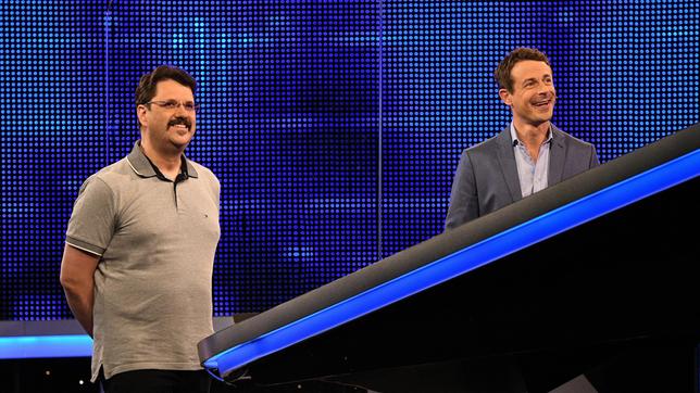 Bild: ARD/Uwe Ernst Moderator Alexander Bommes mit dem Kandidaten Andreas Vogt.