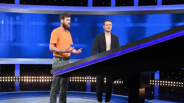 Bild: ARD/Uwe Ernst Moderator Alexander Bommes mit dem Kandidaten Benjamin Burg.