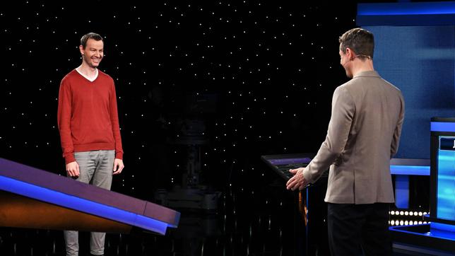 Bild: ARD/Uwe Ernst Moderator Alexander Bommes mit dem Kandidaten Benjamin Winkler.
