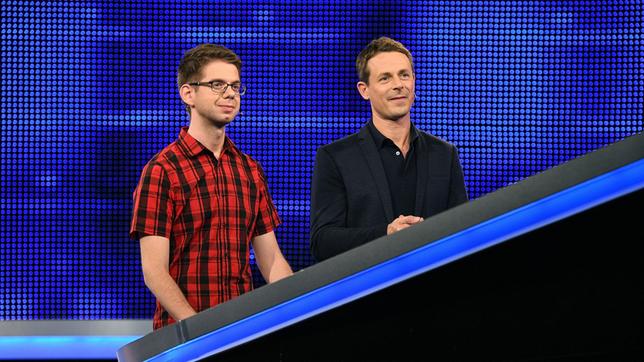 Moderator Alexander Bommes mit dem Kandidaten Christian Frei (l).