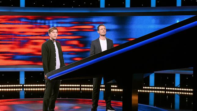 Bild: ARD/Uwe Ernst Moderator Alexander Bommes mit dem Kandidaten Christoph Hobmaier.