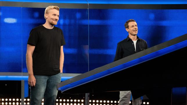 Bild: ARD/Arne Vollstedt Moderator Alexander Bommes mit dem Kandidaten Daniel Rewerts.