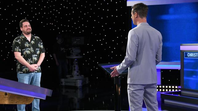 Bild: ARD/Uwe Ernst Moderator Alexander Bommes mit dem Kandidaten Daniel Sonnleitner.