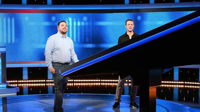 Bild: ARD/Uwe Ernst Moderator Alexander Bommes mit dem Kandidaten Daniel Steinsiek.