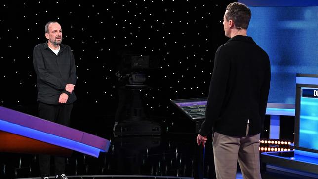 Moderator Alexander Bommes mit dem Kandidaten Dirk Jarius.