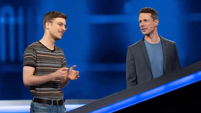 Bild: ARD/Arne Vollstedt Moderator Alexander Bommes mit dem Kandidaten Dominik Gürtler.