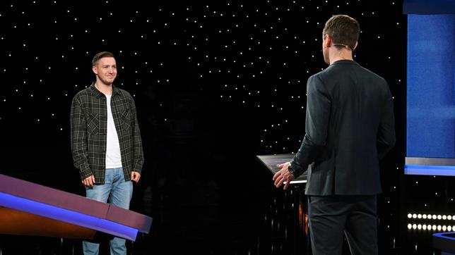 Bild: ARD/Uwe Ernst Moderator Alexander Bommes mit dem Kandidaten Dustin Beerhold.
