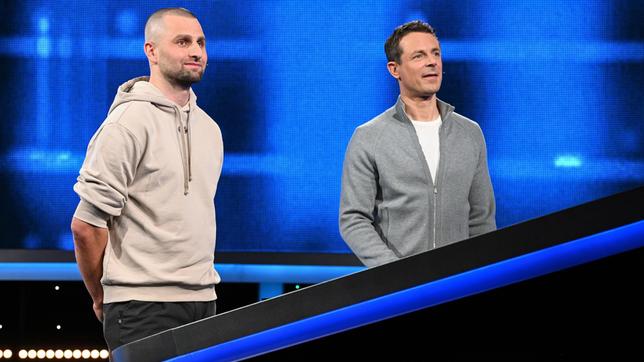 Bild: ARD/Uwe Ernst Moderator Alexander Bommes mit dem Kandidaten Erik Schneider.