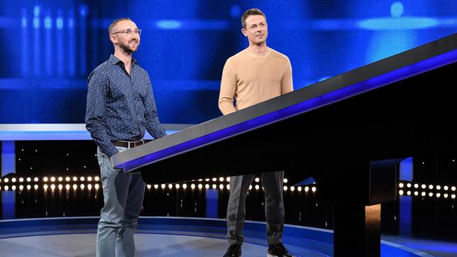 Bild: ARD/Uwe Ernst Moderator Alexander Bommes mit dem Kandidaten Fabian Hezel.