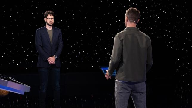 Moderator Alexander Bommes mit dem Kandidaten Felix Wagner.