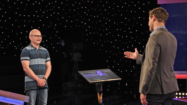 Bild: ARD/Uwe Ernst Moderator Alexander Bommes mit dem Kandidaten Frank Haberkamp.