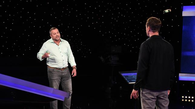 Bild: ARD/Uwe Ernst Moderator Alexander Bommes mit dem Kandidaten Holger Perlberg.