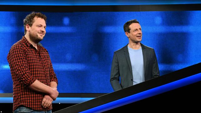 Bild: ARD/Uwe Ernst Moderator Alexander Bommes mit dem Kandidaten Johannes Walter.