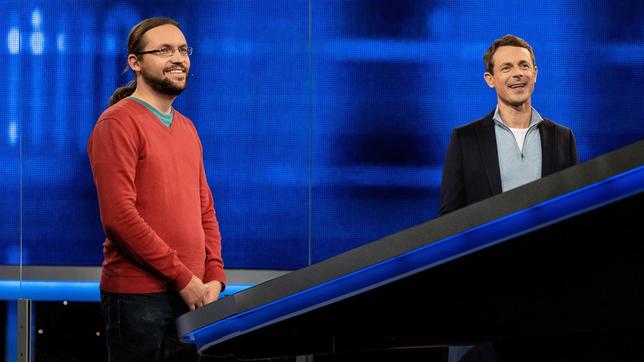 Bild: ARD/Arne Vollstedt Moderator Alexander Bommes mit dem Kandidaten Jonathan Hartter.