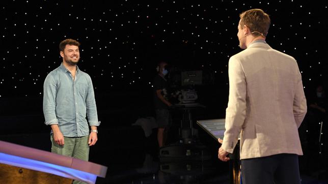 Bild: ARD/Uwe Ernst Moderator Alexander Bommes mit dem Kandidaten Julian Wagner.