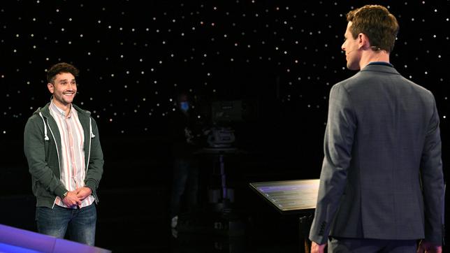 Bild: ARD/Uwe Ernst Moderator Alexander Bommes mit dem Kandidaten Kai Pingel.