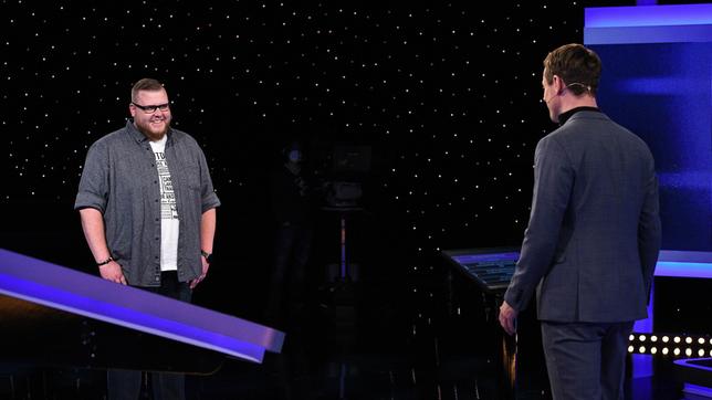 Bild: ARD/Uwe Ernst Moderator Alexander Bommes mit dem Kandidaten Kris Rittersbusch.