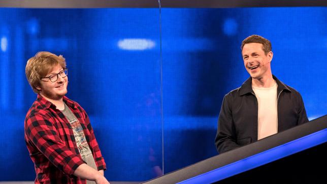 Bild: ARD/Uwe Ernst Moderator Alexander Bommes mit dem Kandidaten Maciej Kazmierczak.
