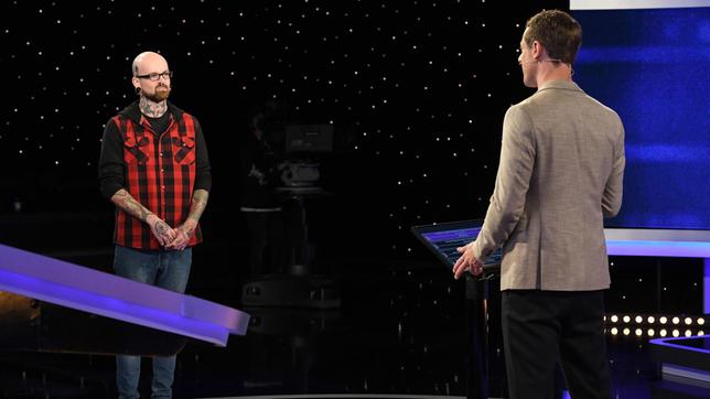 Moderator Alexander Bommes mit dem Kandidaten Maik Steinbrücker.