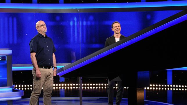Bild: ARD/Uwe Ernst Moderator Alexander Bommes mit dem Kandidaten Manfred Beckers.