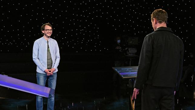 Bild: ARD/Uwe Ernst Moderator Alexander Bommes mit dem Kandidaten Marius Huber.