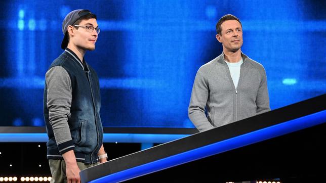 Bild: ARD/Uwe Ernst Moderator Alexander Bommes mit dem Kandidaten Markus Wilhelms.