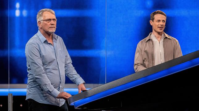 Bild: ARD/Arne Vollstedt Moderator Alexander Bommes mit dem Kandidaten Martin Kraus.