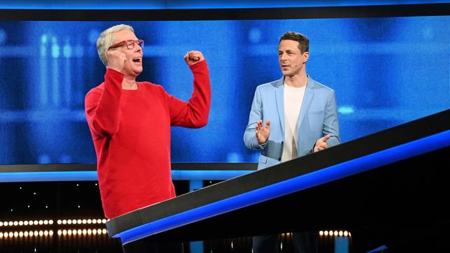 Bild: ARD/Uwe Ernst Moderator Alexander Bommes mit dem Kandidaten Michael Niekammer.