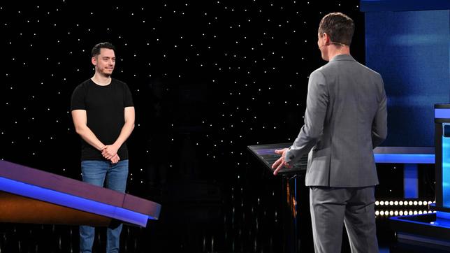 Moderator Alexander Bommes mit dem Kandidaten Nico Verbeck.