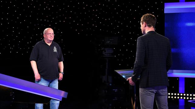 Moderator Alexander Bommes mit dem Kandidaten Olaf Rauschenbach.