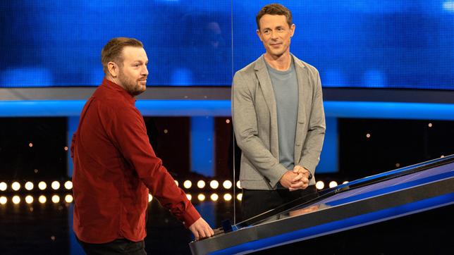 Bild: ARD/Arne Vollstedt Moderator Alexander Bommes mit dem Kandidaten Raik Heinemann.