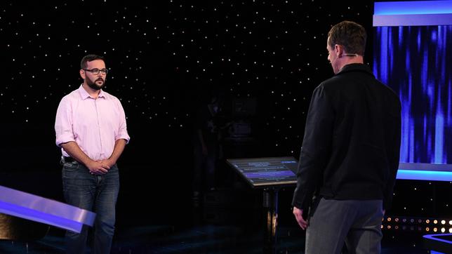 Bild: ARD/Uwe Ernst Moderator Alexander Bommes mit dem Kandidaten René Haase.