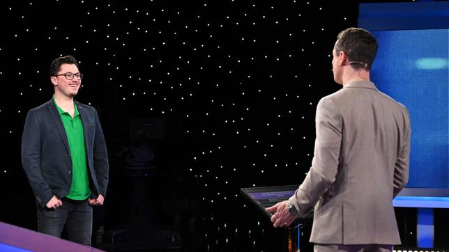 Moderator Alexander Bommes mit dem Kandidaten Richard Potrykus.