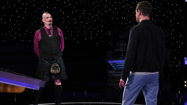 Bild: ARD/Uwe Ernst Moderator Alexander Bommes mit dem Kandidaten Ronald Döscher.