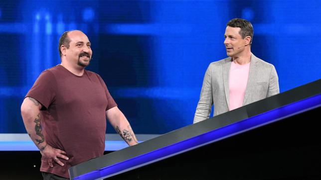 Bild: ARD/Uwe Ernst Moderator Alexander Bommes mit dem Kandidaten Sebastian Berg.