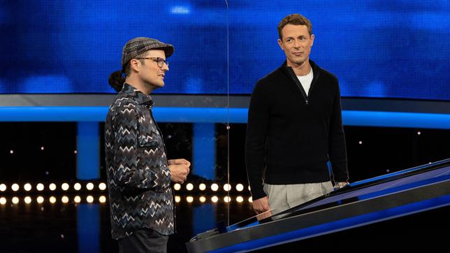 Bild: ARD/Arne Vollstedt Moderator Alexander Bommes mit dem Kandidaten Stephan Strobel.
