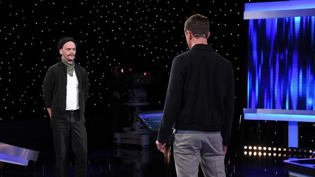 Bild: ARD/Uwe Ernst Moderator Alexander Bommes mit dem Kandidaten Sven Glatzmeier.