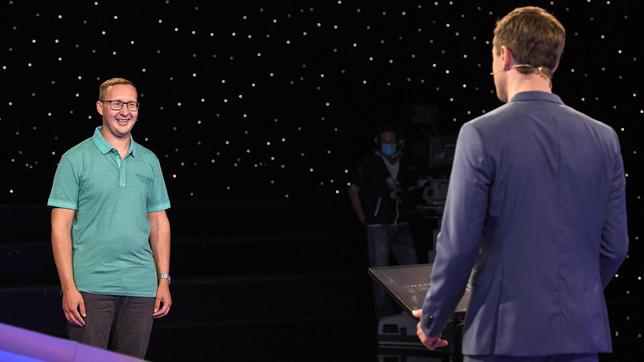 Bild: ARD/Uwe Ernst Moderator Alexander Bommes mit dem Kandidaten Sven Vierk.