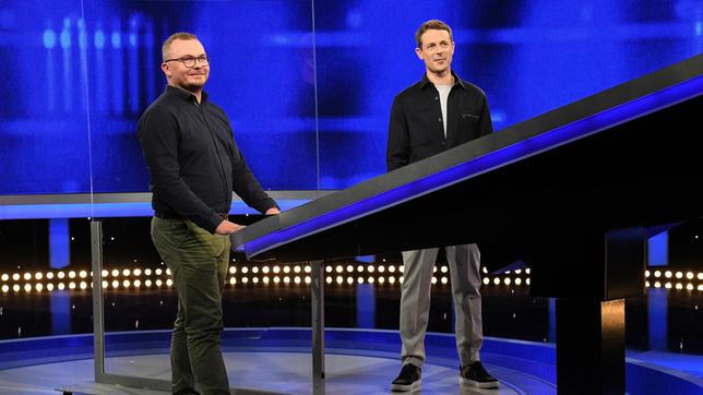 Bild: ARD/Uwe Ernst Moderator Alexander Bommes mit dem Kandidaten Thomas Hein.