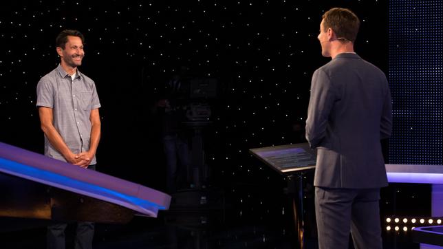 Moderator Alexander Bommes mit dem Kandidaten Thorsten Walter.