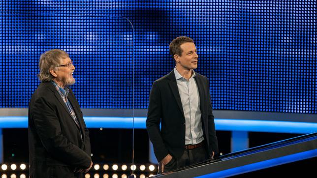 Bild: ARD/Arne Vollstedt Moderator Alexander Bommes mit dem "Quizduell Olymp"-Experten Eckard Freise, der heute bei "Gefragt - Gejagt" als Kandidat antritt.