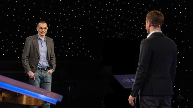 Bild: ARD/Arne Vollstedt Moderator Alexander Bommes mit dem "Quizduell Olymp"-Experten Thorsten Zirkel, der heute bei "Gefragt - Gejagt" als Kandidat antritt.