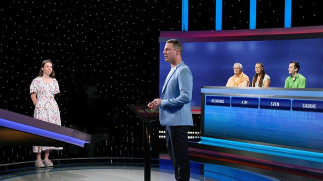 Moderator Alexander Bommes mit den Kandiat:innen: Sabine Gerzen, Reinhold Sindermann, Kim Thiel und Sven Jautz.