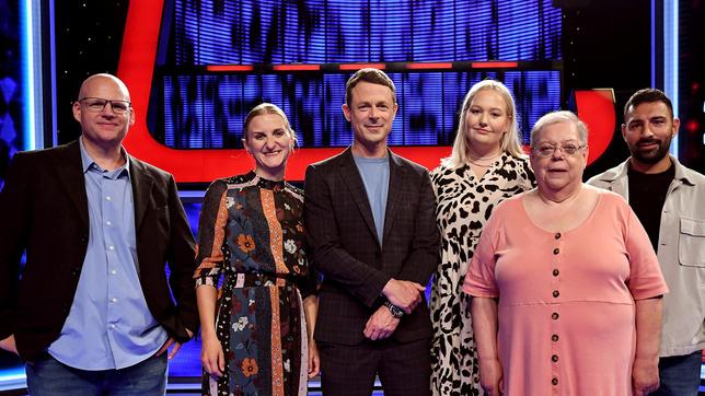 Moderator Alexander Bommes mit den Kandidaten: Benjamin Boritzka, Julia Wintgens, Emma Röhrs, Lisette Mayer und Erol Kaylan